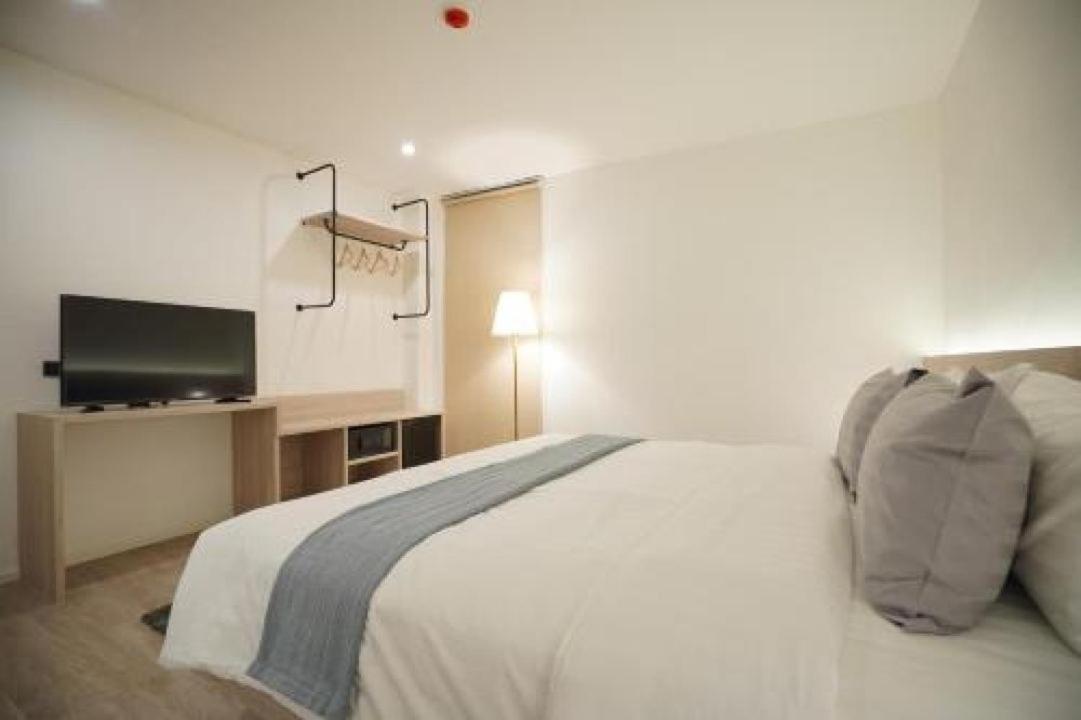 E11 Hotel - Bts Punnawithi Bangkok Eksteriør billede